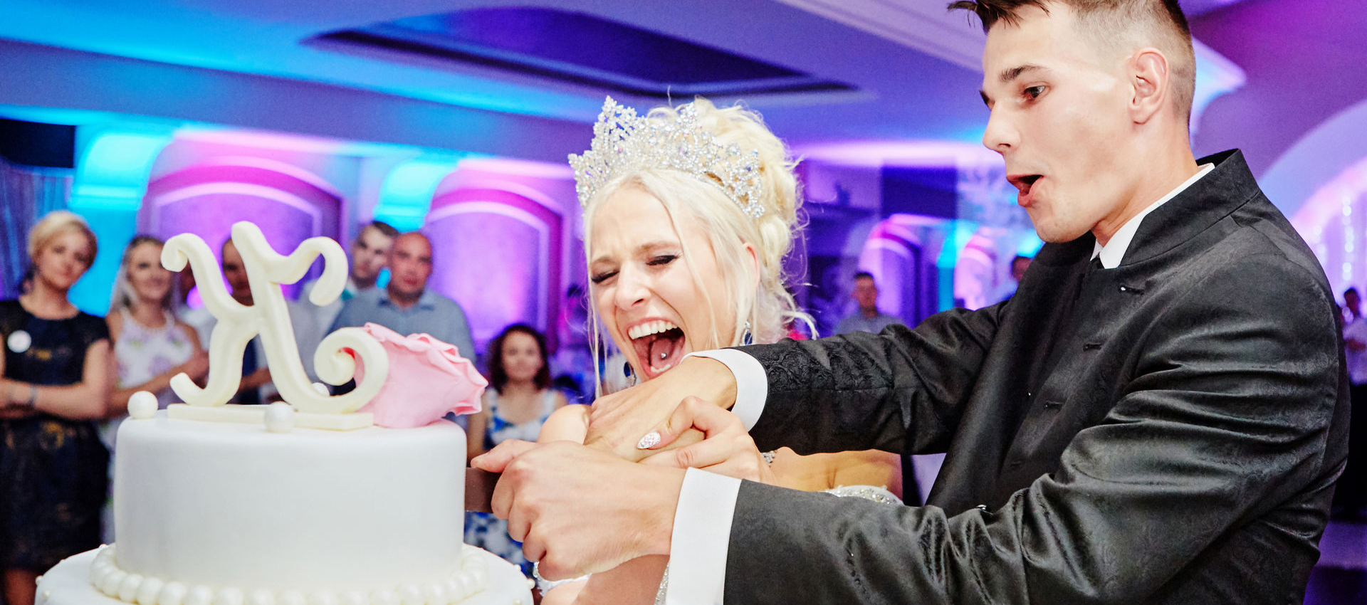 Fotograf weselny Lublin - młoda para krojąca tort weselny
