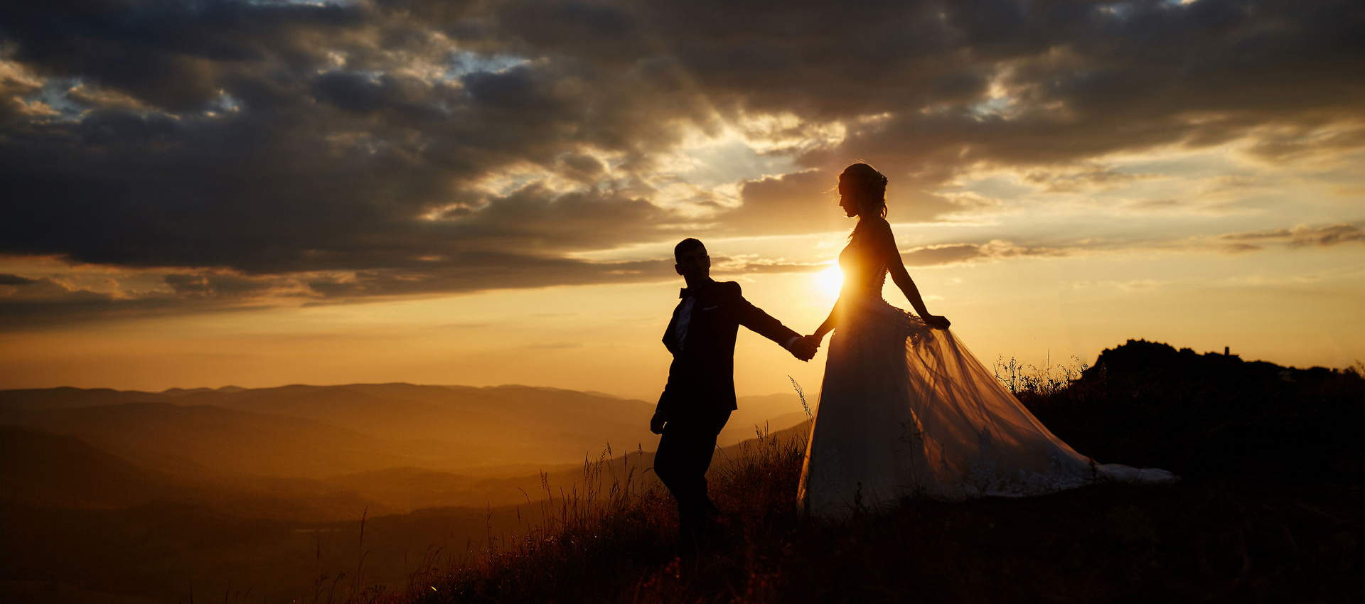 Fotografia ślubna w Lublinie - para młoda w górach o zachodzie słońca