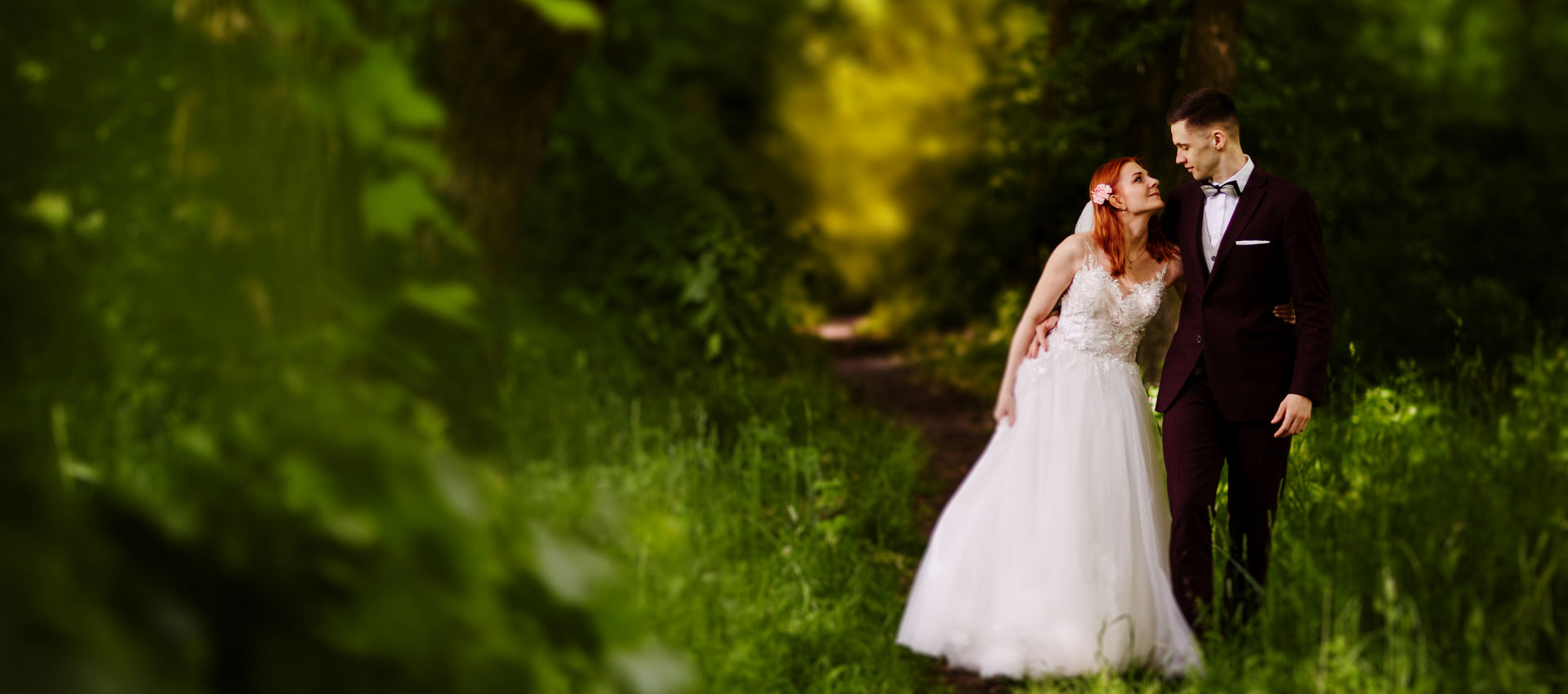 Fotografia ślubna pary młodej w lesie