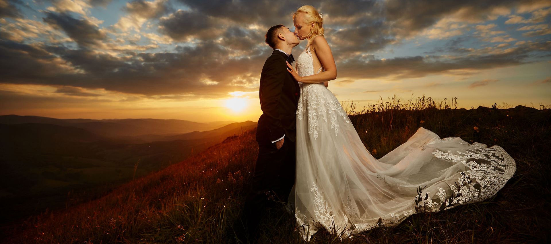 Zdjęcie ślubne w górach wieczorem przy zachodzie słońca
