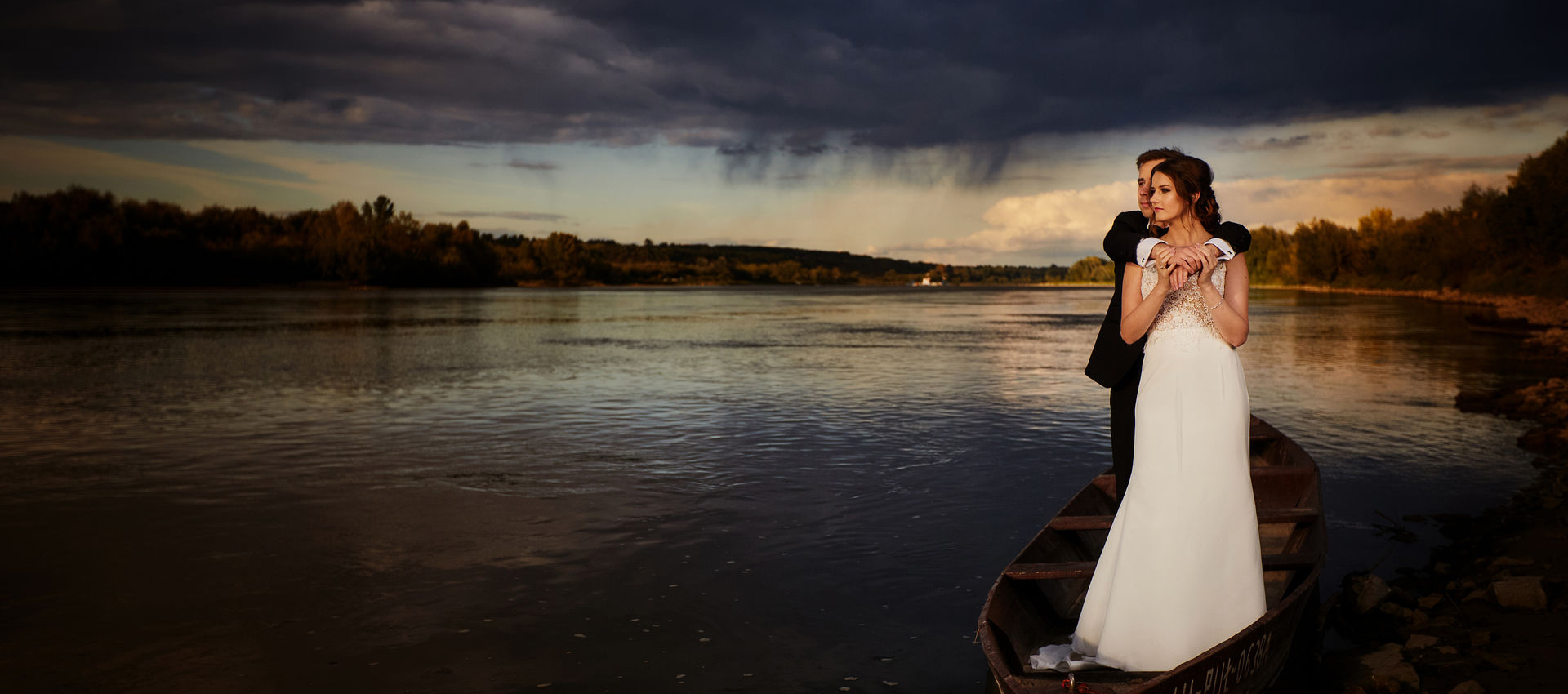 Romantyczna fotografia ślubna nad jeziorem wieczorową porą
